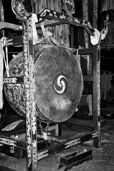 B&W-Temple gong.jpg